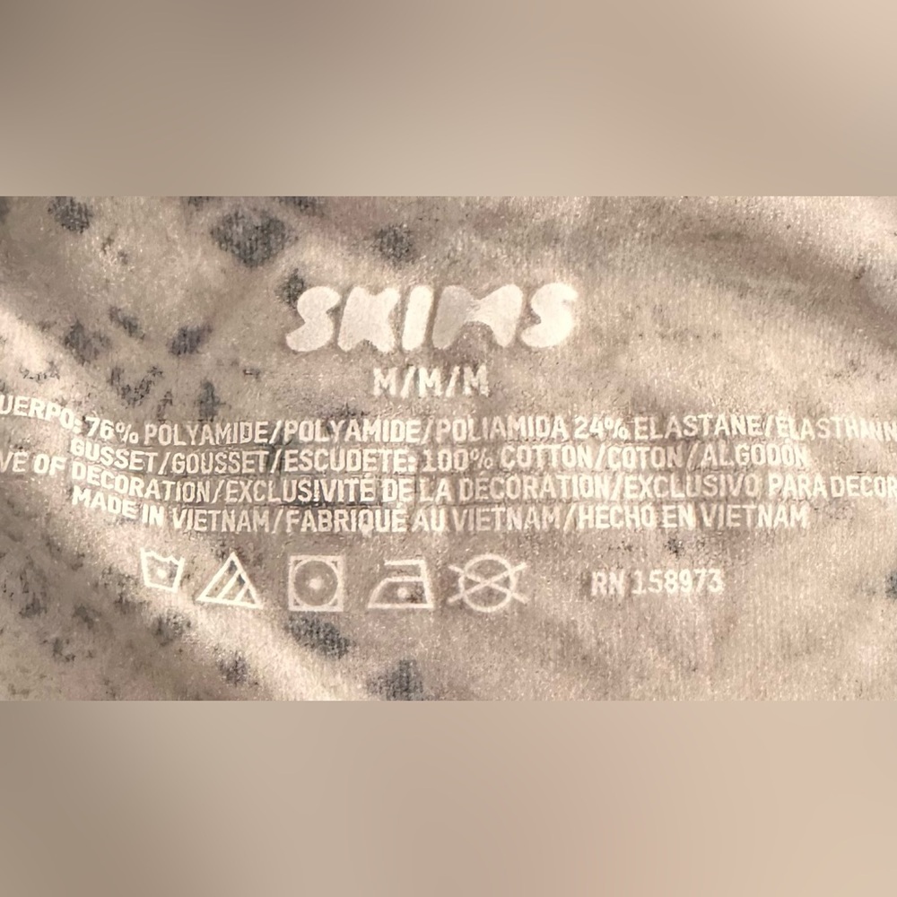 SKIMS Fits Everybody Boyshort in Clay Snakeskin size Medium - Picture 7 of 7